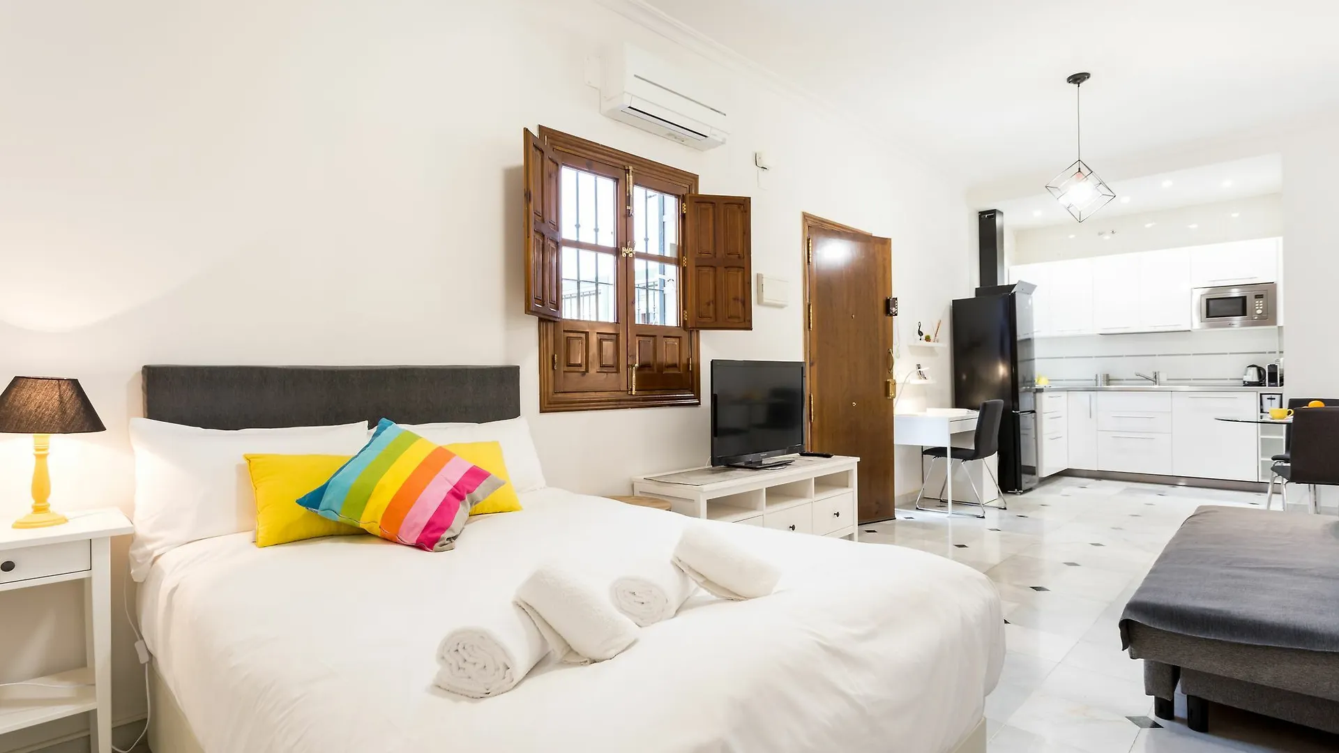 Holi-Rent Estudio Banos Seville Apartment