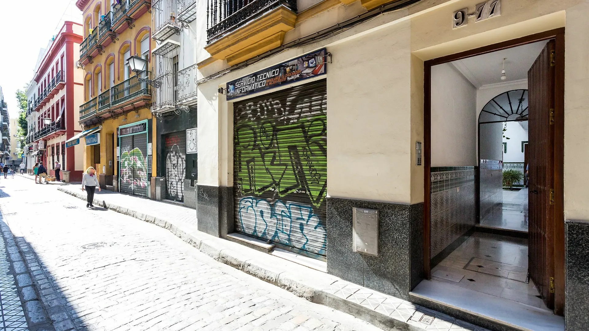 Holi-Rent Estudio Banos Seville Spain